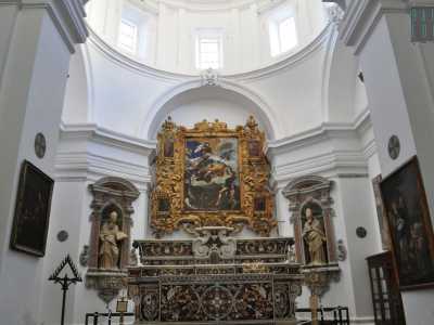 Una volta entrati ci soffermiamo davanti all�altare maggiore, al centro del quale si trova un quadro che rappresenta la Madonna del Suffragio del pittore Francesco Guarini